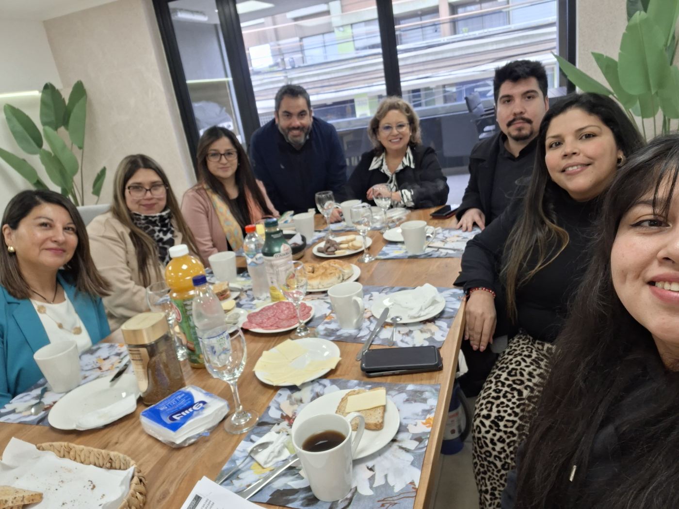 Equipo de Pavez y Asociados en reunión de trabajo